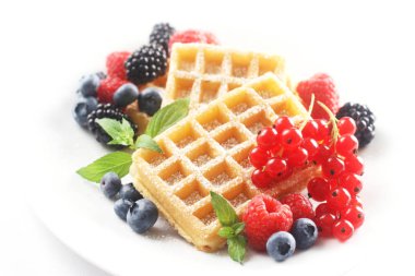 Waffle ve karışık meyveli tatlının yakın plan çekimi.