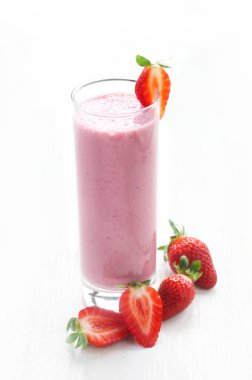 Çilekli ve naneli meyve püresi.