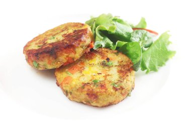 Yakın plan tavuk gözlemesi ve beyaz üzerine izole sebzeler.