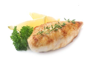 Kızarmış tavuk göğsünün yakın çekim görüntüsü beyaz üzerine izole edilmiş.