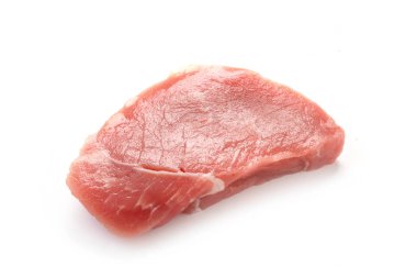 Beyaz arkaplanda izole edilmiş çiğ et