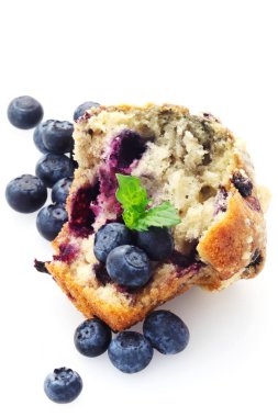 Beyaz yaban mersinli kekin yakın plan çekimi.