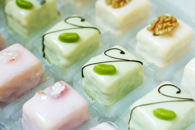 Kutudaki çeşitli şekerlemelerin yakın plan çekimleri