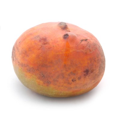 Olgun mango meyvesi beyaza izole edilmiş.