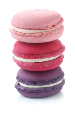 Yığınla renkli badem kurabiyelerinin yakın plan çekimi.