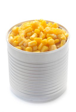 Beyaz üzerine izole edilmiş tatlı mısır konservesi