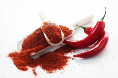 Beyaz biber üzerine kırmızı biber.