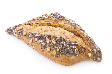 Beyaz arka planda çeşitli tohumlarla izole edilmiş bir somun ekmek.