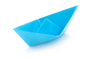 Beyaz zemin üzerinde izole edilmiş mavi kağıt tekne yakın çekim