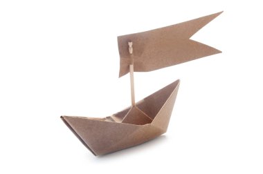 Beyaz arka plan üzerinde izole origami tekne