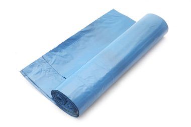 Plastik çöp torbaları beyaz arkaplanda izole edilmiş.