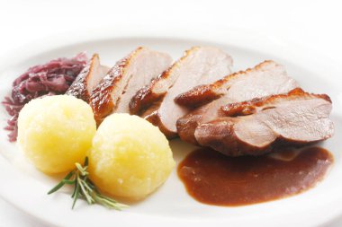 Lezzetli dilimlenmiş biftek ve tabakta patates