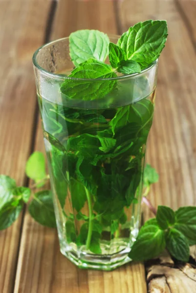 Daun Mint Segar Dalam Mojito Atas Meja Kayu — Stok Foto