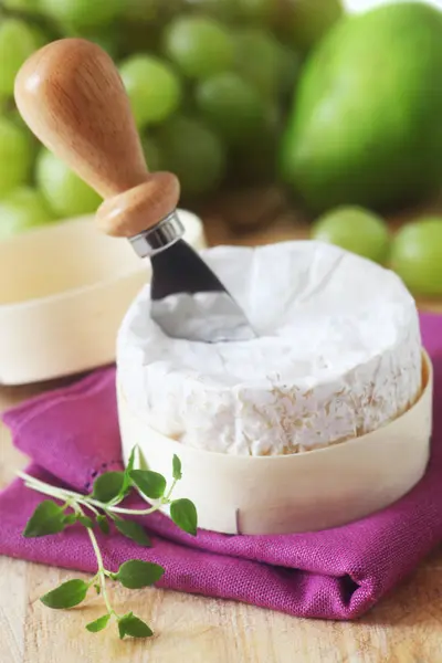 Primo Piano Del Formaggio Camembert Con Coltello — Foto Stock