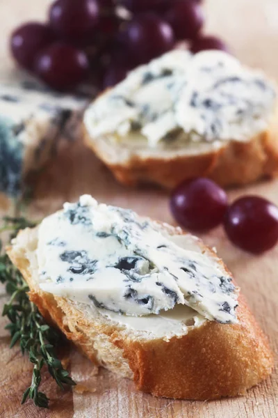 Primo Piano Bruschette Con Formaggio Blu Sfondo Bianco — Foto Stock