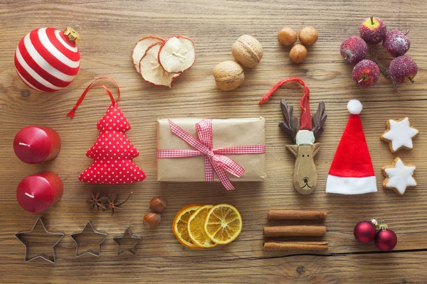 Weihnachtsdekoration Und Essen Auf Holzgrund — Stockfoto