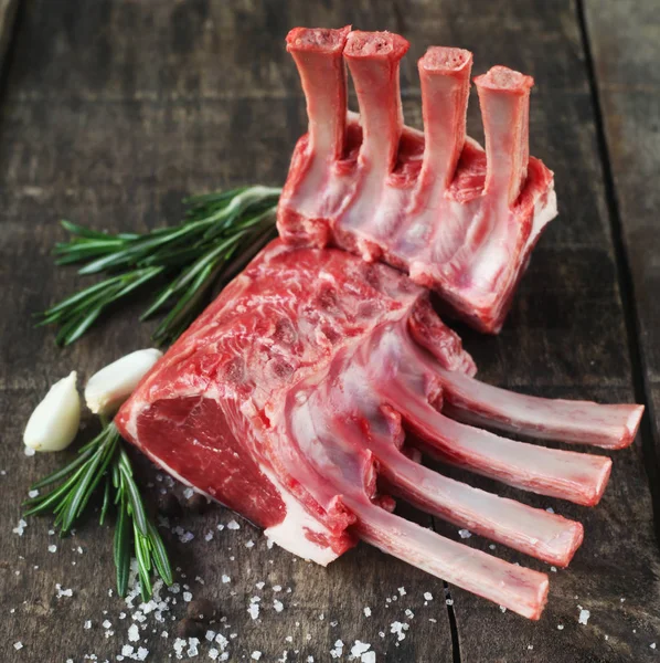 Primer Plano Carne Cruda Sobre Fondo Madera — Foto de Stock