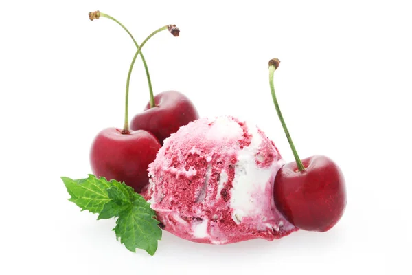 Helado Con Cerezas Frescas Sobre Fondo Blanco — Foto de Stock