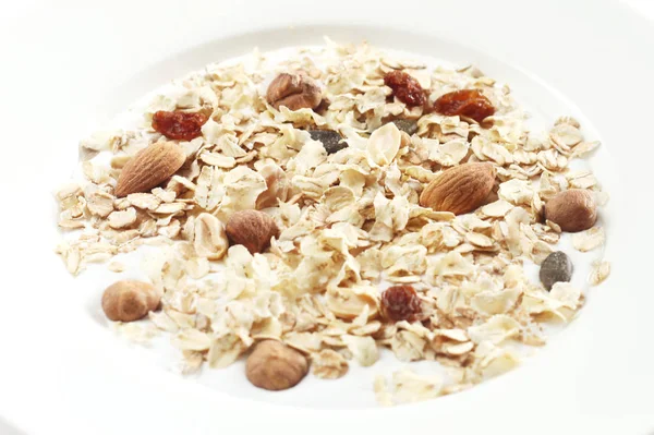 Close Muesli Com Nozes Fundo Branco — Fotografia de Stock