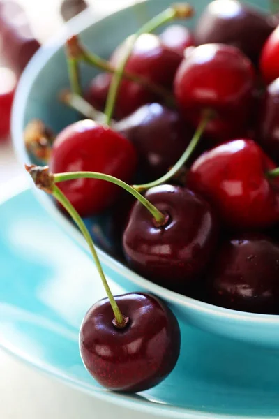 Primer Plano Cerezas Tazón Mesa — Foto de Stock