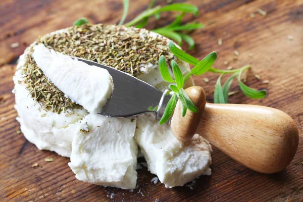 Formaggio Morbido Erbe Aromatiche Sul Tavolo Legno — Foto Stock