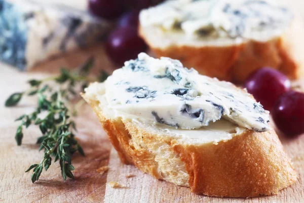 Canapes Roquefort Dřevěném Pozadí — Stock fotografie