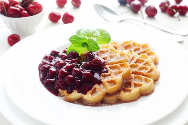 Gaufres Avec Sauce Cerise Sur Une Assiette Blanche — Photo