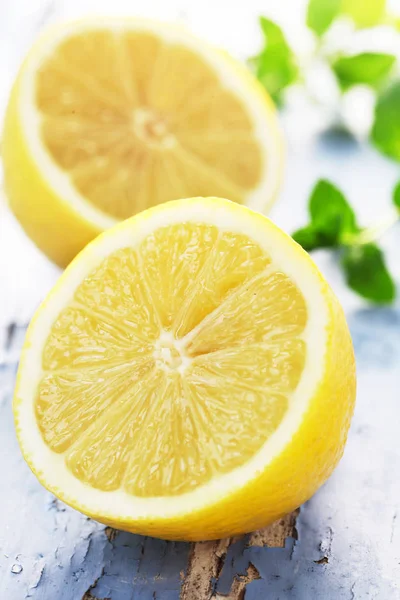 Крупный План Lemon Halves Blue Background — стоковое фото