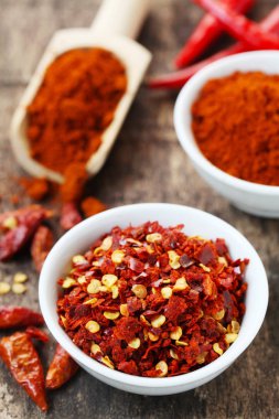 Ahşap bir arka planda kurutulmuş ve öğütülmüş biberler