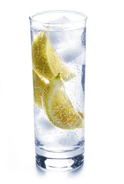 Beyaz limonlu bir bardak köpüklü su.