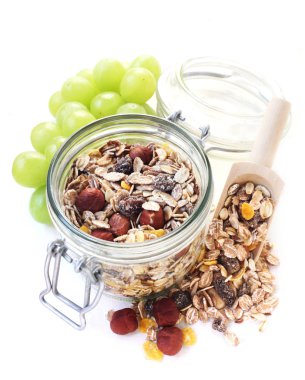 Beyaz üzerine izole edilmiş bir kavanoz meyve ve fındık müsli.