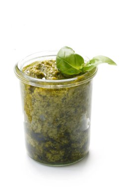 Beyaz üzerine izole edilmiş bir bardak pesto.