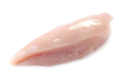 çiğ tavuk göğsü üzerinde beyaz izole