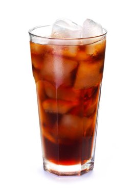 Beyazın üstünde buzla izole edilmiş bir bardak Cola.