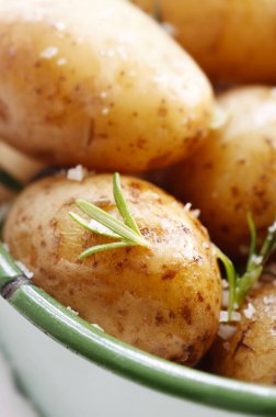 Baharatlı haşlanmış patatesler.