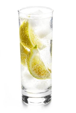 Beyaz limonlu bir bardak limonata.