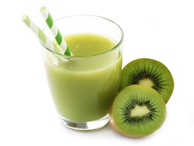 Beyaza sarılmış bir bardak Kivi Suyu.