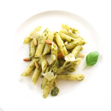 Beyaz tabakta Pesto Genovese ile makarna