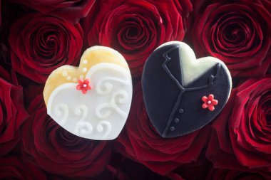 Kırmızı Güllerdeki Düğün Kurabiyeleri 'nin yakın plan çekimi.