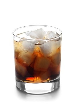 Beyaz üzerine izole edilmiş kola ile uzun bir içki kadehinin yakın çekimi.