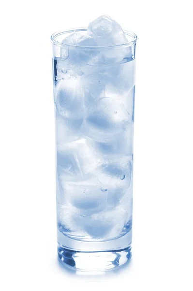 Close Van Glas Water Met Ijsblokjes Geïsoleerd Wit — Stockfoto