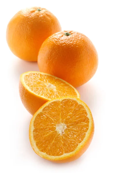 Hela Och Halverade Apelsiner Isolerade Vitt — Stockfoto
