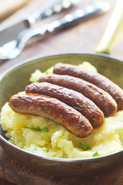 Bratwurst Purê Batatas Uma Panela Cobre — Fotografia de Stock