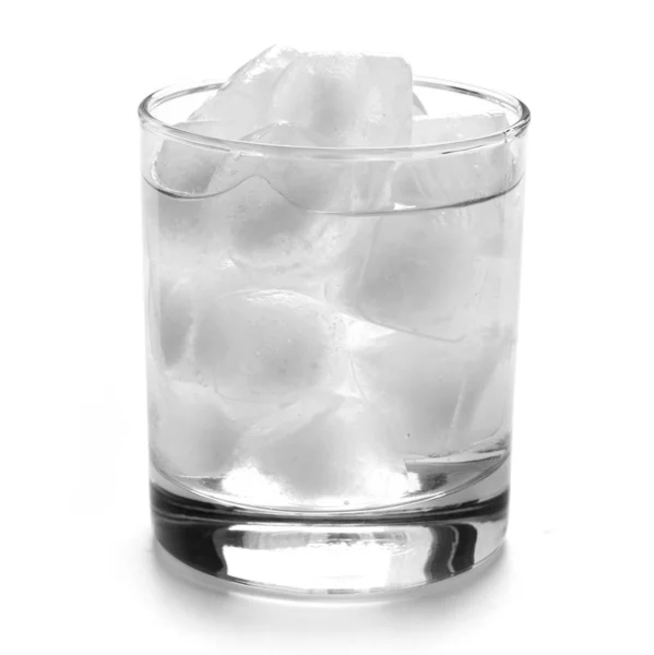 Ein Glas Stilles Wasser Mit Eis Isoliert Auf Weiß — Stockfoto