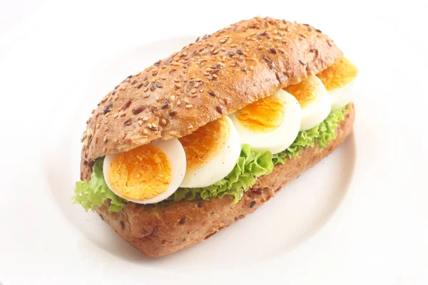 Chleb Wielowarstwowy Sałatą Jajkiem Gotowanym Białym Talerzu — Zdjęcie stockowe