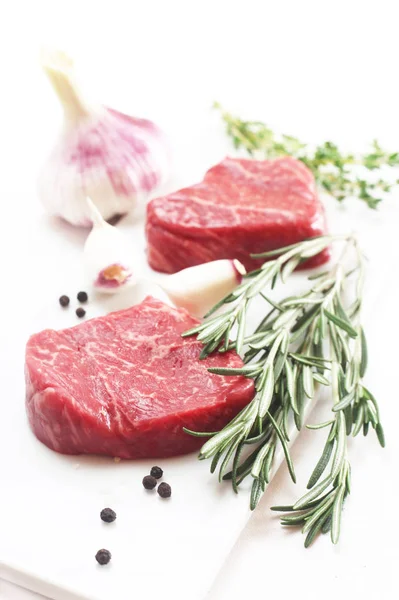 Filetes Crudos Con Ingredientes Sobre Fondo Blanco — Foto de Stock