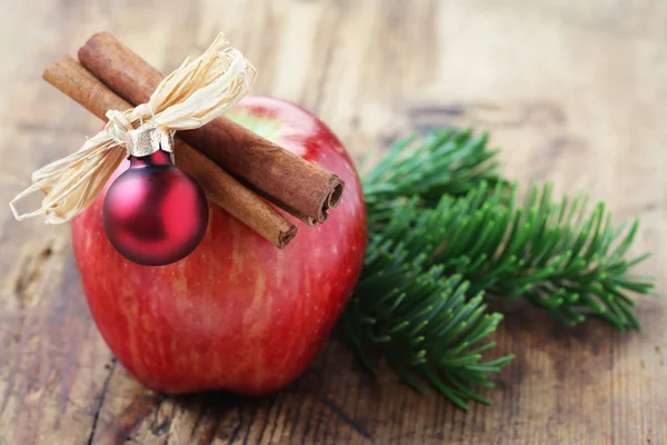 Roter Apfel Mit Weihnachtsdekoration — Stockfoto
