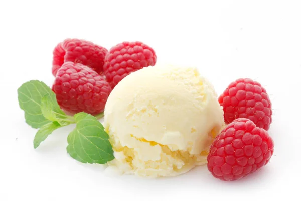 Crème Glacée Vanille Aux Framboises Isolées Sur Blanc — Photo