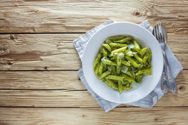 Ahşap bir arka planda Pesto Genovese 'li makarna