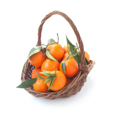 Mandalinalar Beyazlara ayrılmış bir sepetin içinde